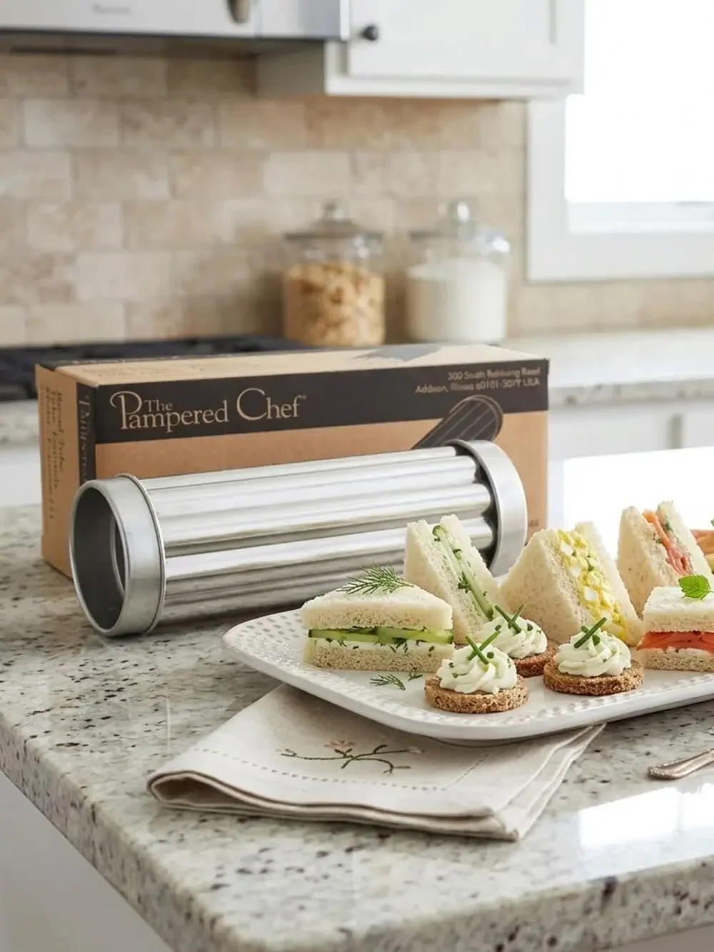 Pampered Chef Scalloped Retired Bread Tube Bakeware with Lids & Recipe, NIB!